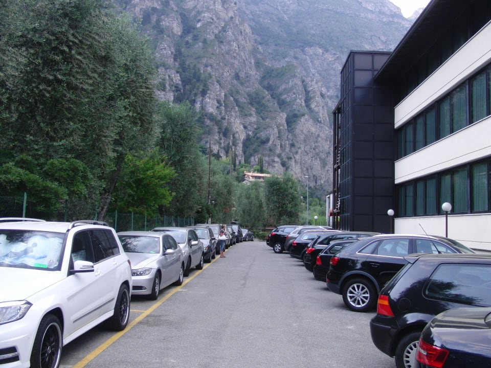 Parkplatz hinter dem Hotel Hotel Ilma