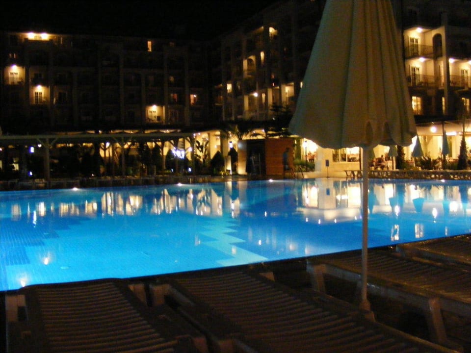 Night view Sunis Elita Beach Resort & Spa