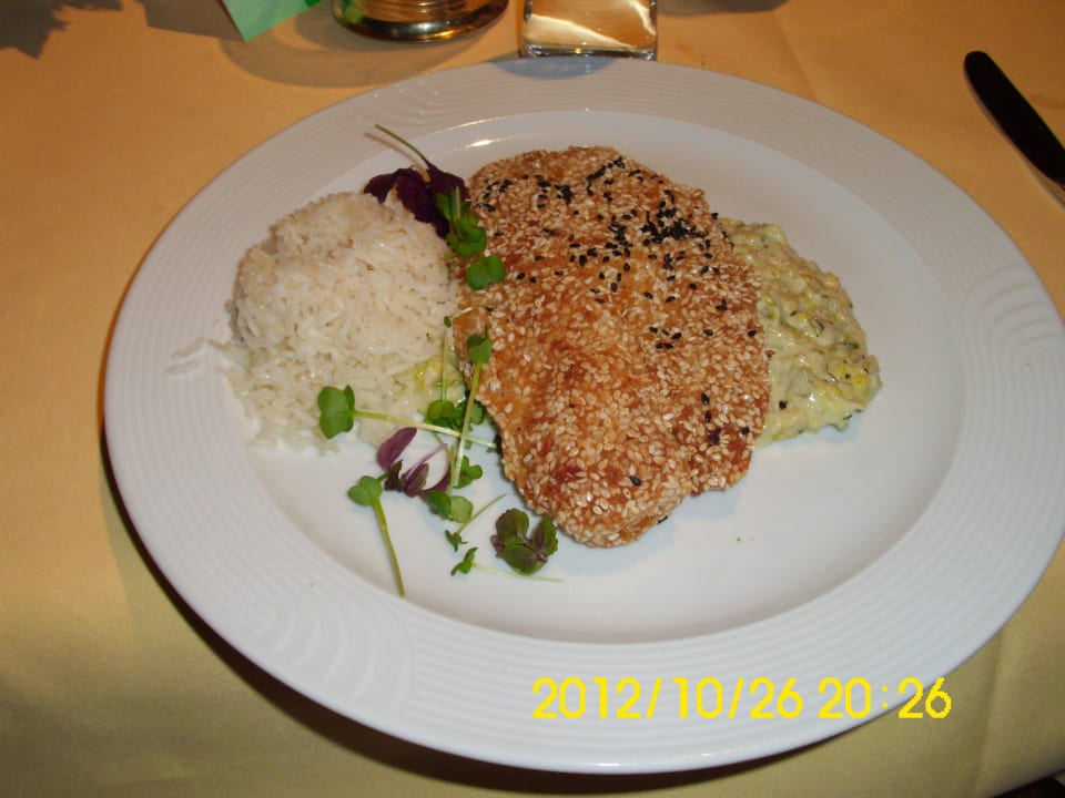 Ein Fischgericht - in lecker Sesampanade Hotel Bellevue am See