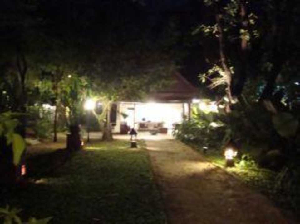 Eingangsbereich bei Nacht Le Paradis Boutique Resort & Spa