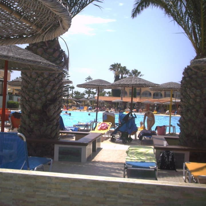 Am Pool weiter hinten Euro Village Achilleas Hotel