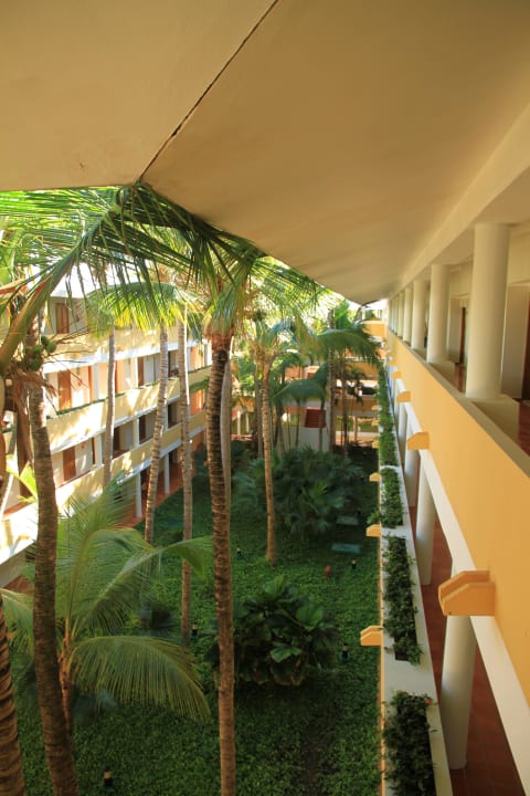 Innenhof bei Tage Iberostar Waves Punta Cana