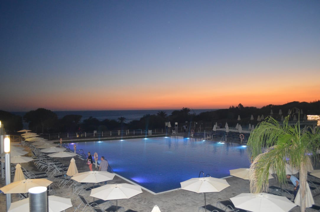 Blick auf den Pool mit Sonnenuntergang Hipotels Gran Conil Hotel