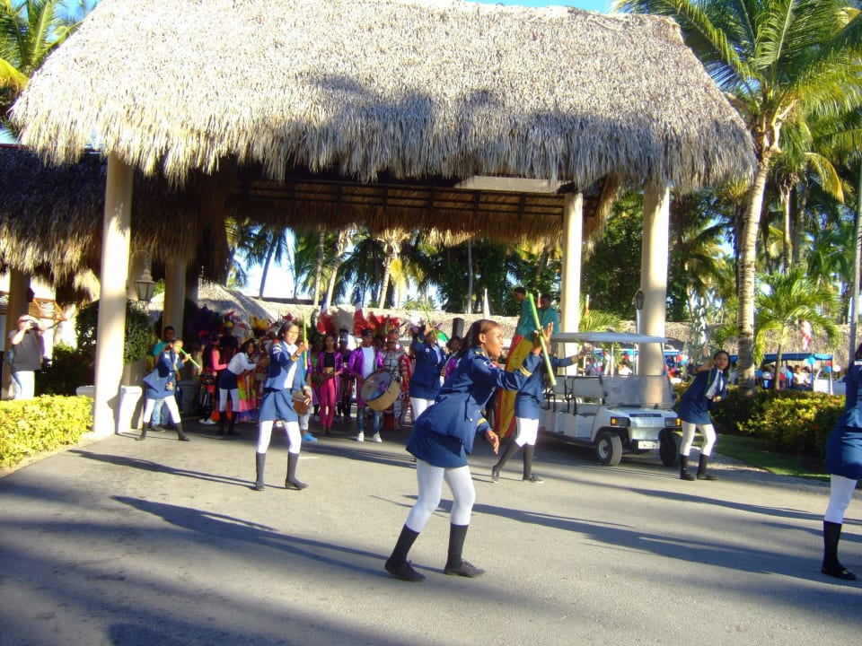 Karnevalszug  vor der Lobby TRS Turquesa Hotel - Adults only