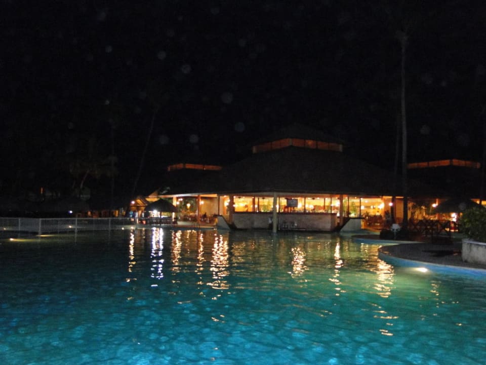 Pool bei Nacht Hotel Grand Palladium Palace Resort, Spa & Casino