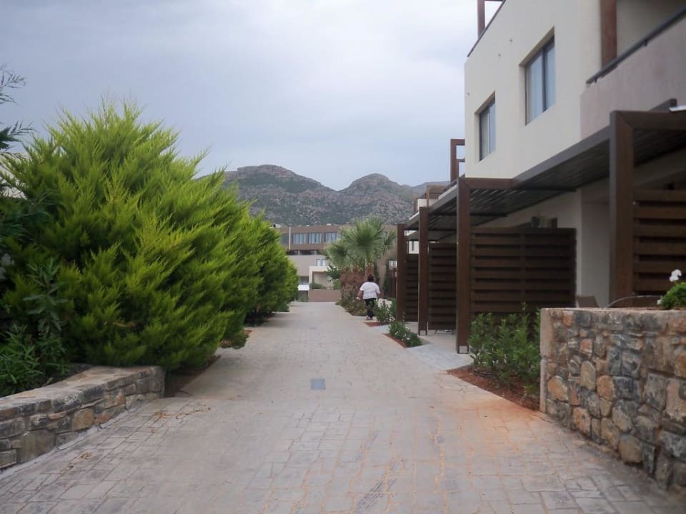 Weg zu den Zimmern Atlantica Mikri Poli Crete