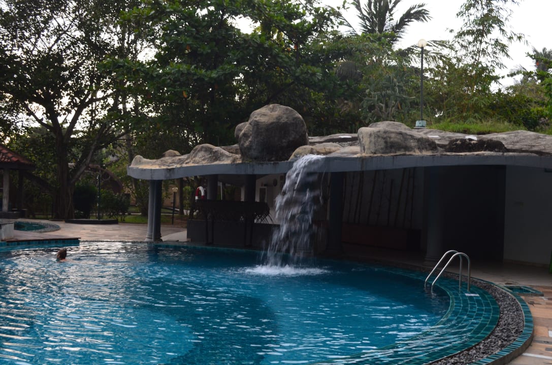Der Wasserfall im Pool Siddhalepa Ayurveda Health Resort