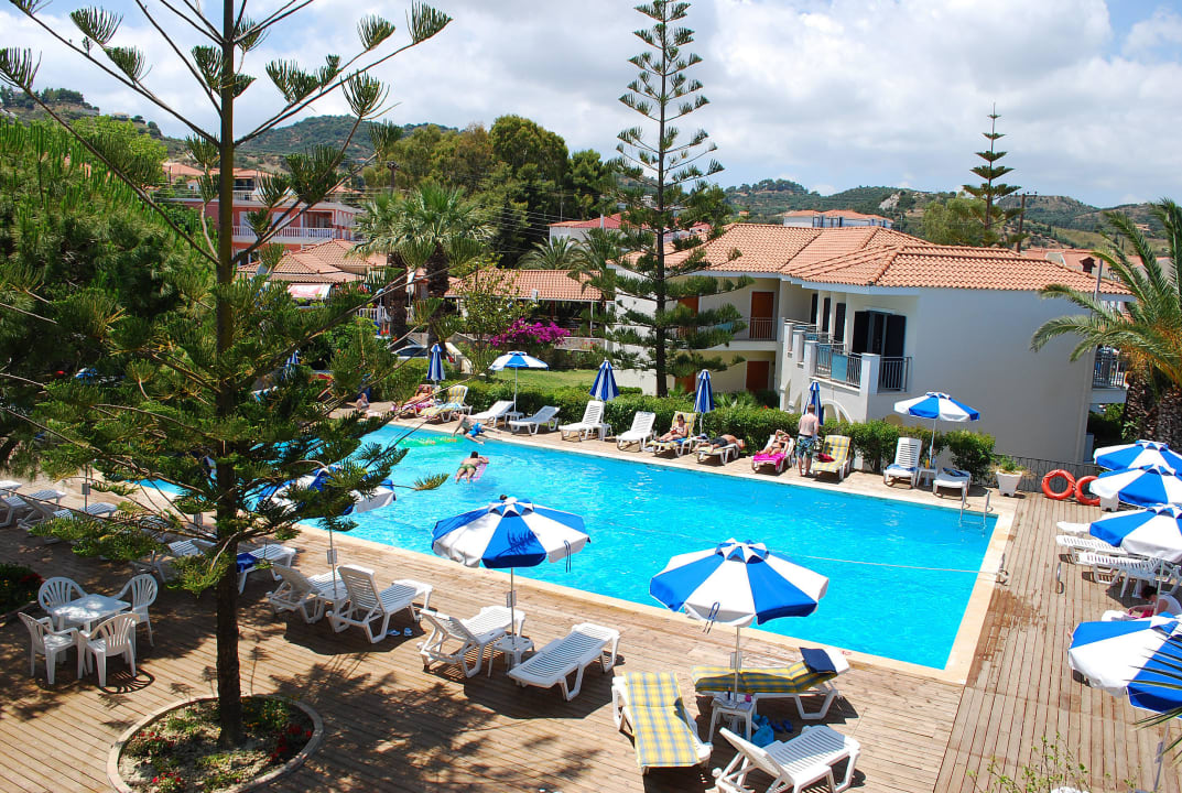 Pool area Hotel Contessa