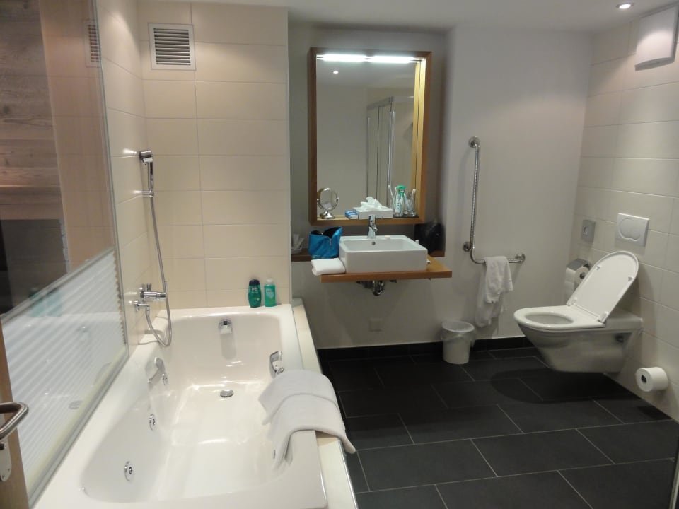 Grosses Badezimmer Relais & Chateaux Schönegg
