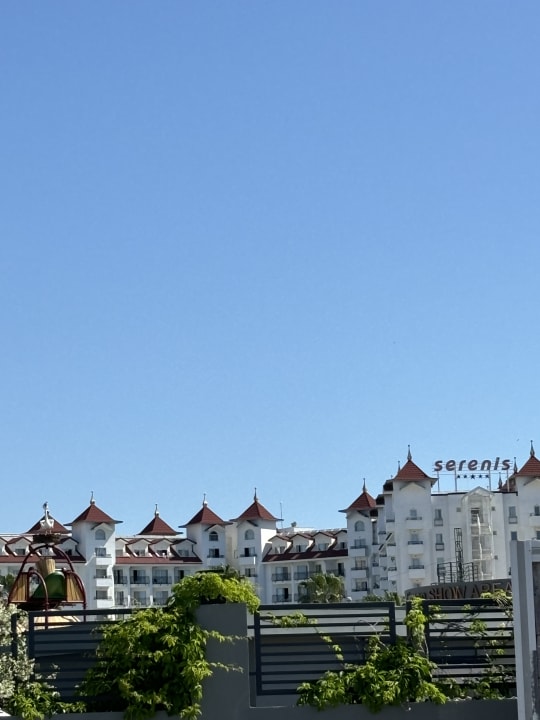 Außenansicht Serenis Hotel