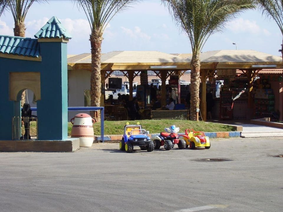 Vor dem Hotel Pickalbatros Alf Leila Wa Leila Resort - Neverland Hurghada