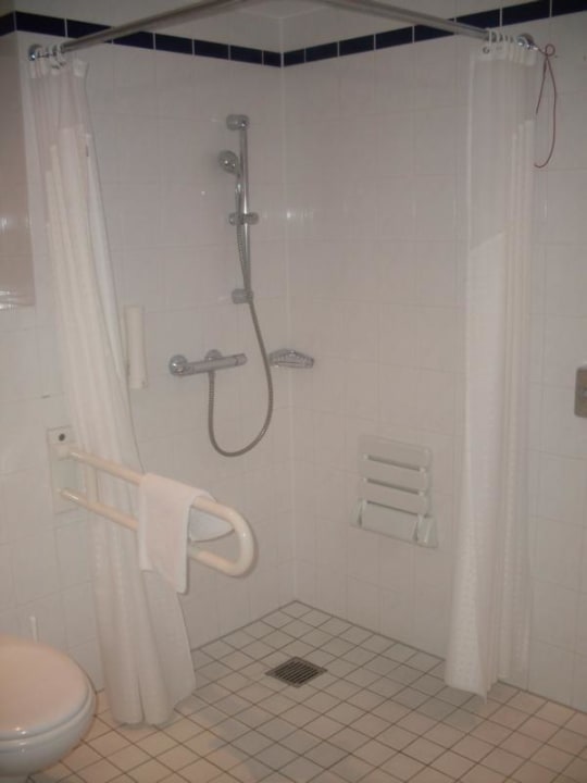 Bad im Rollstuhlfahrer-Zimmer Holiday Inn Express Frankfurt - Airport
