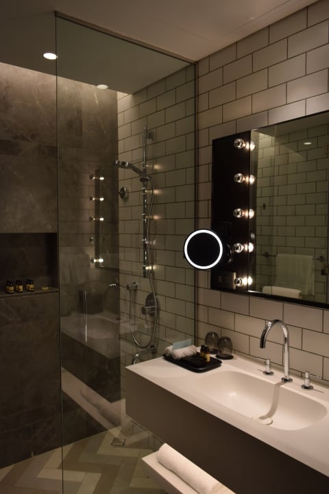 Zimmer The WB Abu Dhabi, Curio Collection By Hilton