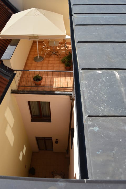Innenhof mit Balkon eines Zimmers Hotel Dar