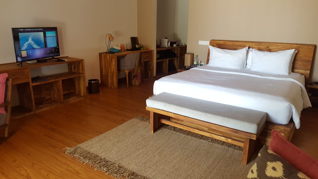 TV, Schreibtisch, Tresor, Kaffeemaschine und Minibar Kudafushi Resort & Spa