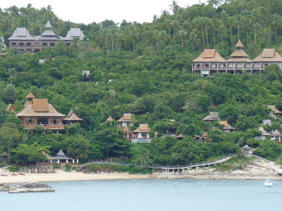 Obere Hauptgebäude, links unten Restaurant Santhiya Koh Phangan Resort & Spa