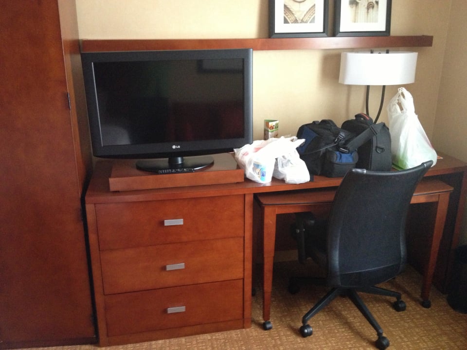 Schreibtisch und Fernseher Hotel Courtyard by Marriott Woburn