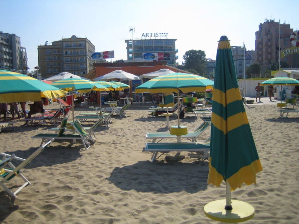 Hotel-Strand mit Blick auf das Hotel Mercure Rimini Artis
