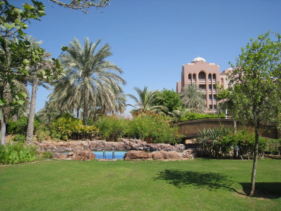 Garten hinter dem Pool Emirates Palace Mandarin Oriental