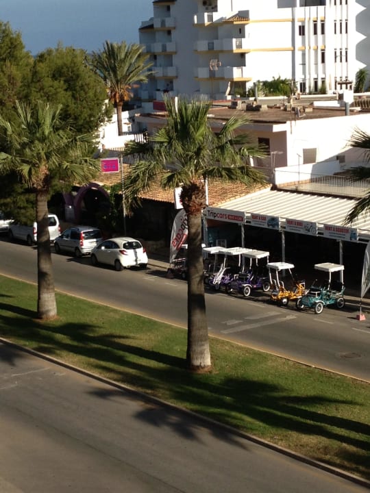 Von Haus1 zur anderen Straßenseite allsun App.-Hotel Orient Beach