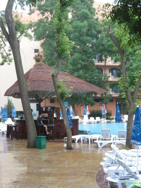 Poolbar bei Regen HVD Club Bor