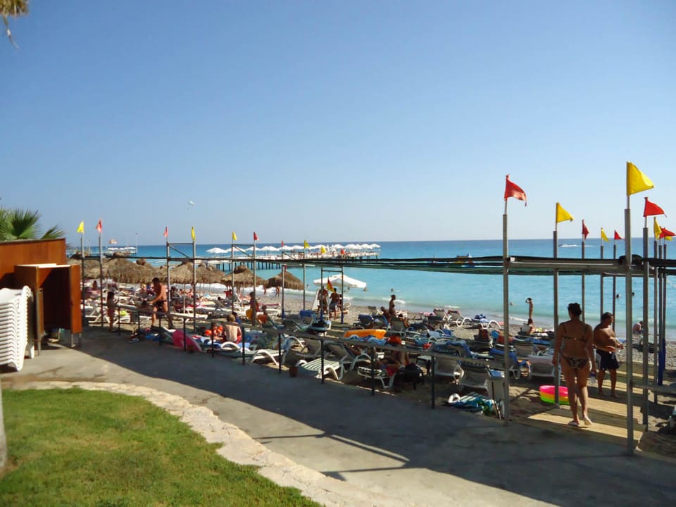 Strand mit Liegen Hotel Meryan