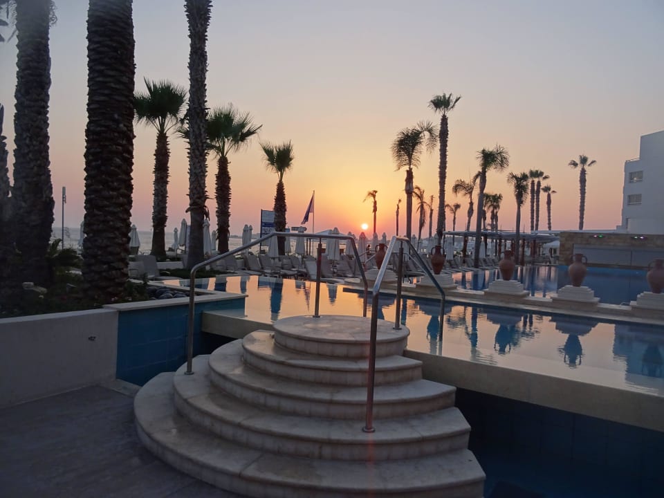 Sonnenuntergang am Pool Alexander The Great Beach Hotel