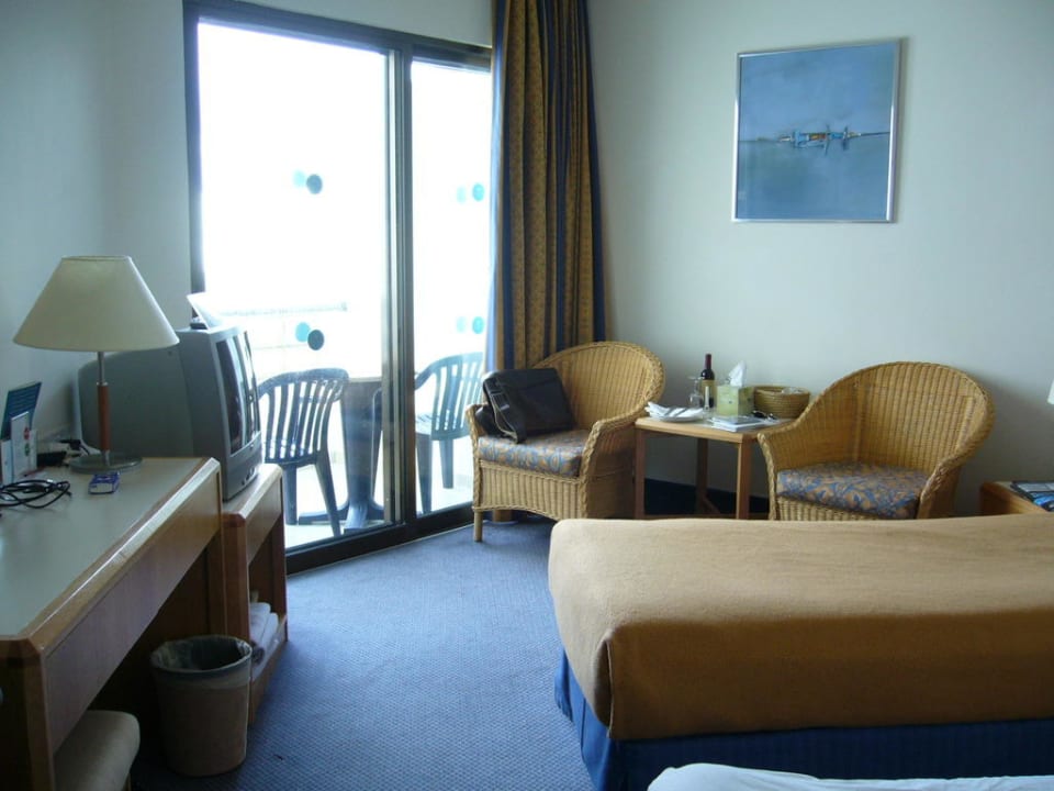 Blick im Zimmer in Richtung Balkon Constantinou Bros Athena Royal Beach Hotel