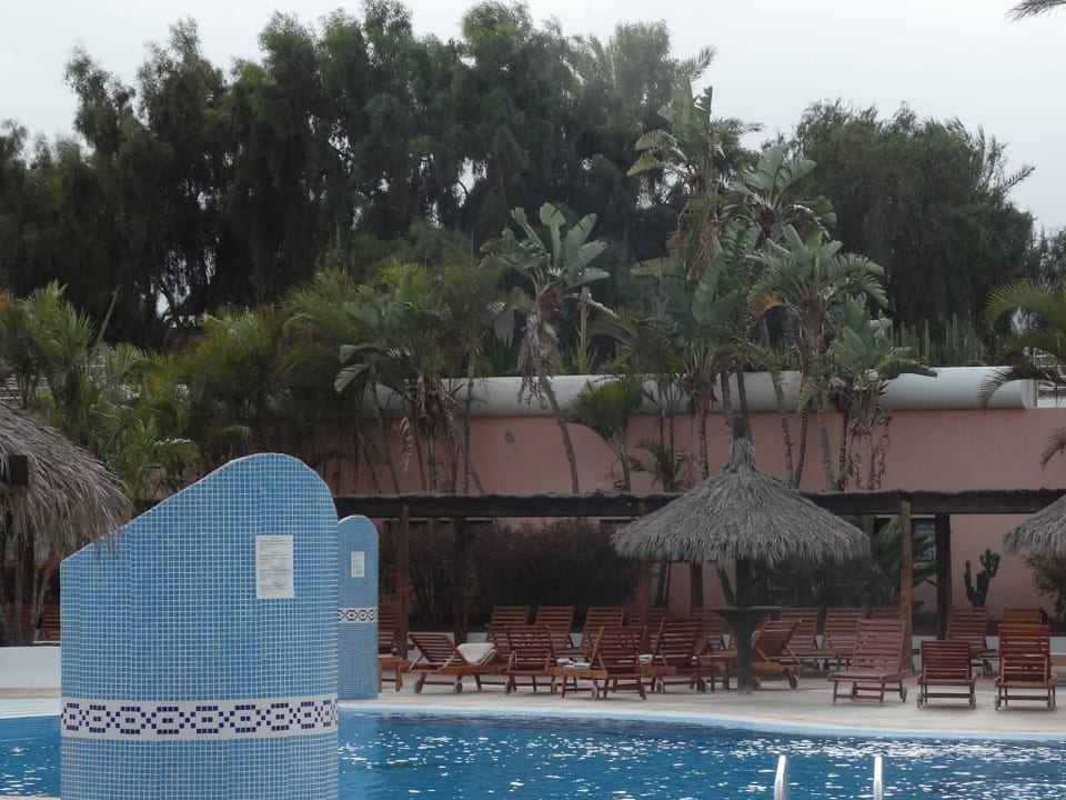 Widok na basen. Hotel HL Club Playa Blanca