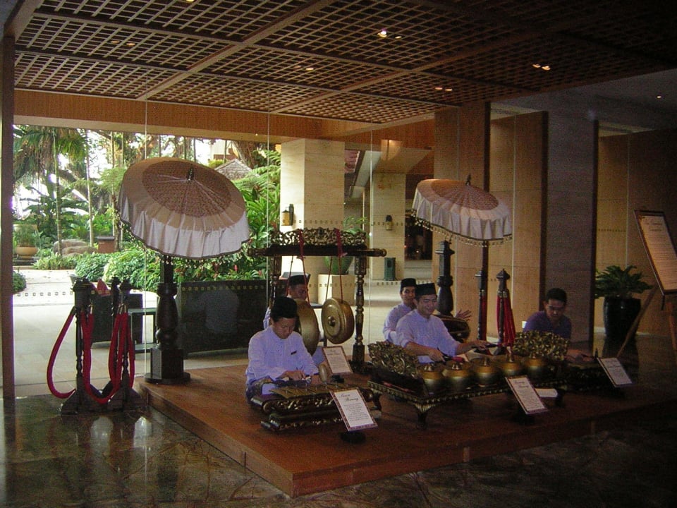 Gamelan Orchester in der Lobby Hotel Shangri-La Rasa Sayang Resort