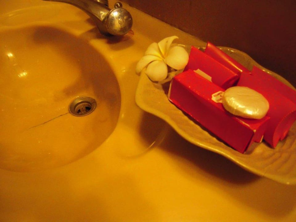 Tropfendes Waschbecken im Bungalow Respati Beach Hotel