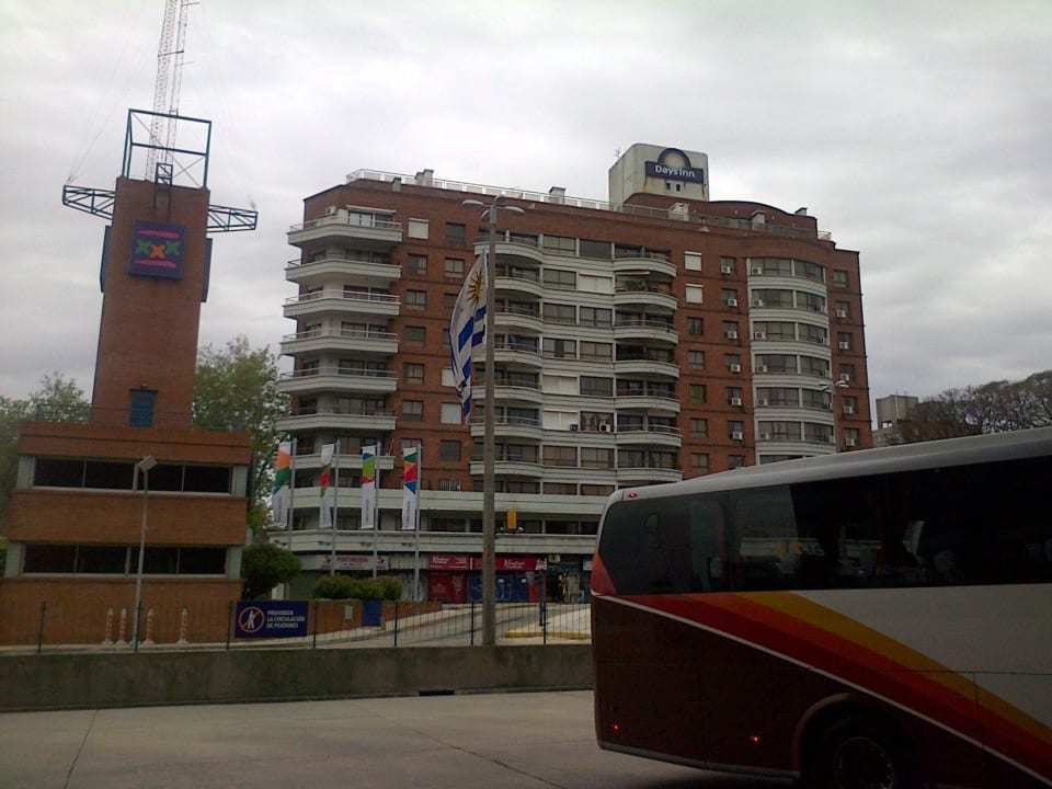 Vista esterna dalla stazione degli autobus Hotel Days Inn