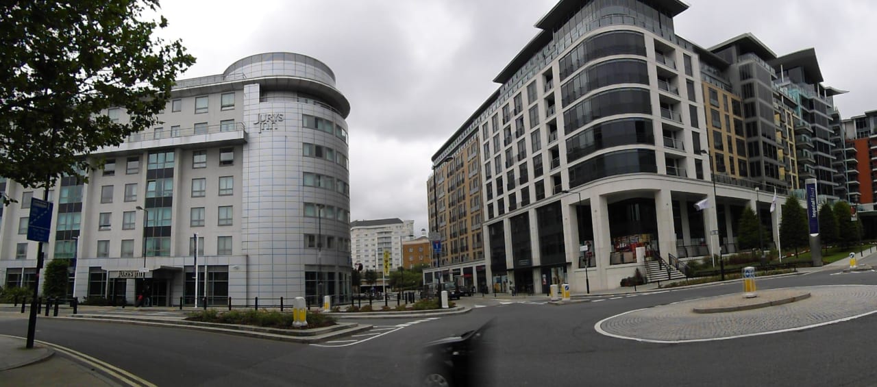 Eingang mit Blick zur Overground-Station DoubleTree by Hilton Hotel London - Chelsea