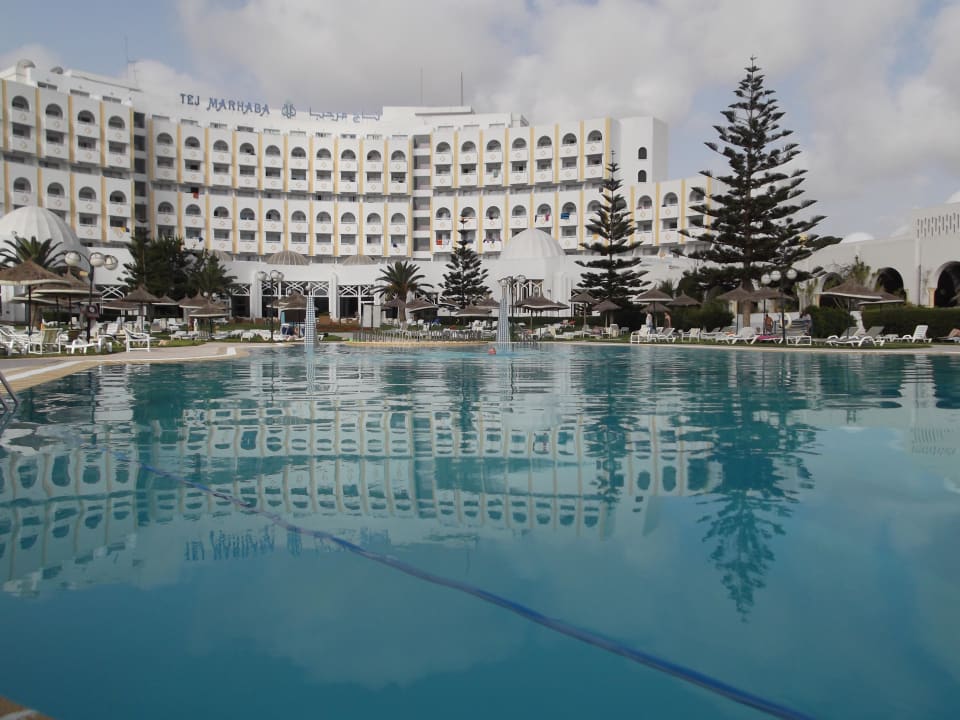 Swimmingpool frühmorgens Hotel Tej Marhaba