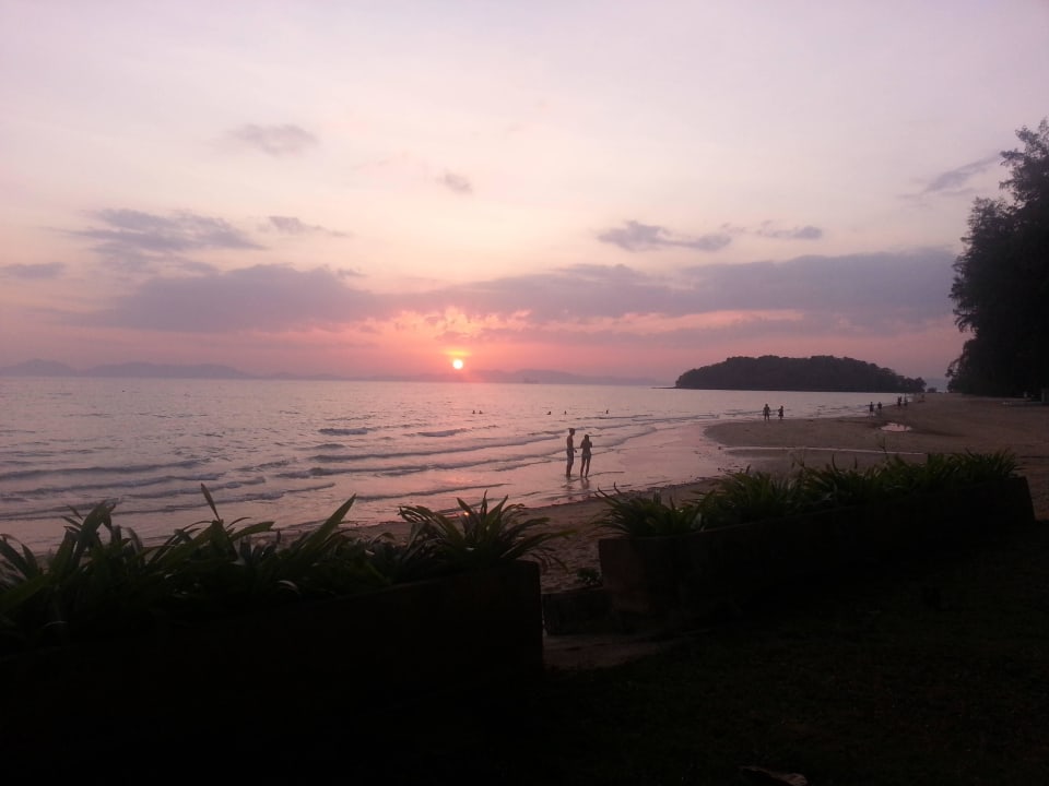 Strand beim Sonnenuntergang Dusit Thani Krabi Beach Resort