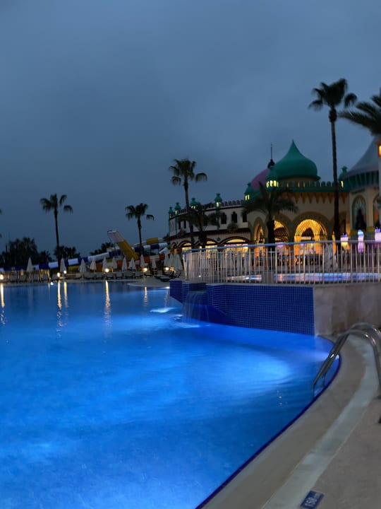 Pool Kamelya Aishen Club