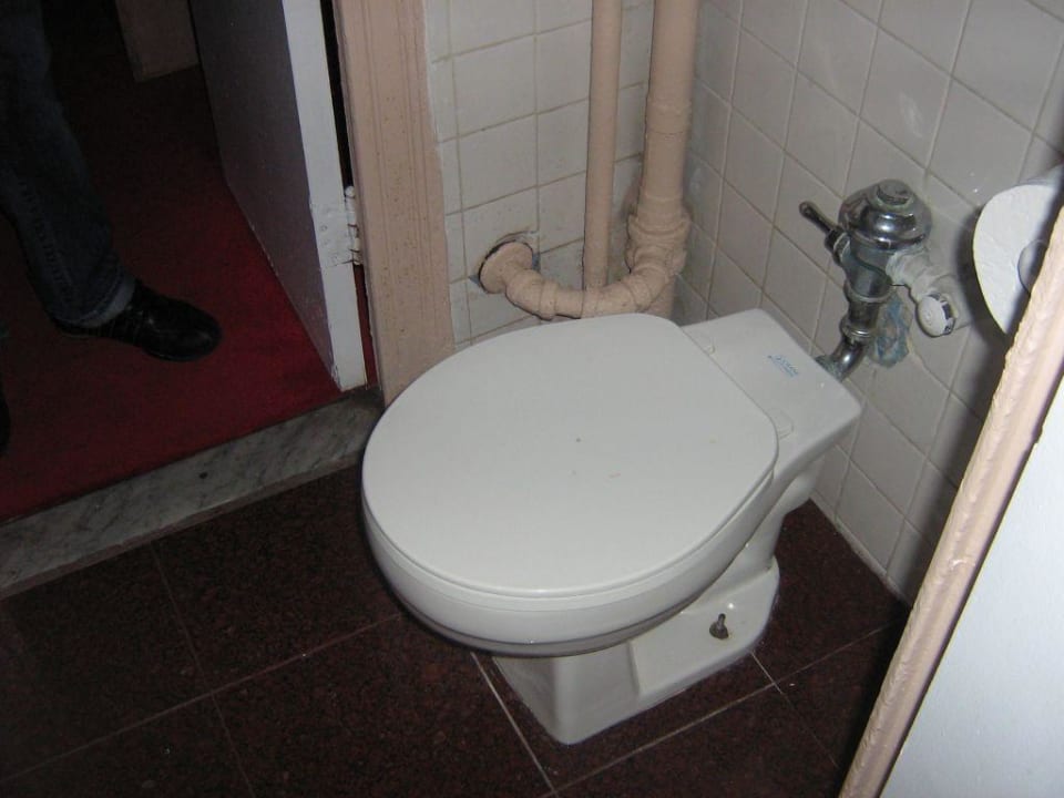 Die total verdreckte Toilette Hotel Riverside