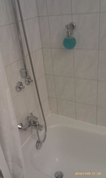 Dusche in der Badewanne Arthotel ANA im Olympiapark
