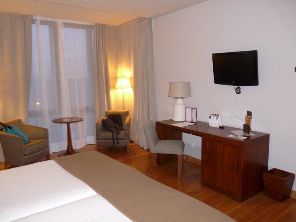 ...mit riesiger Fensterfront (auch hinter Vorhang) Hotel Parador de Argómaniz