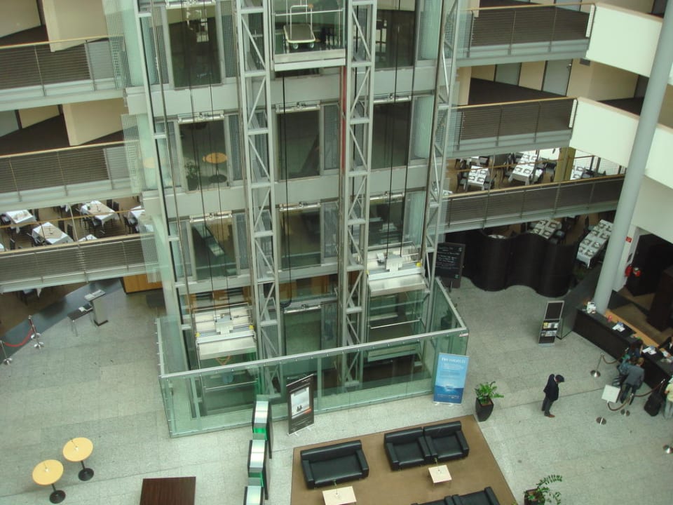 Lobby und Fahrstühle Hotel NH Düsseldorf City