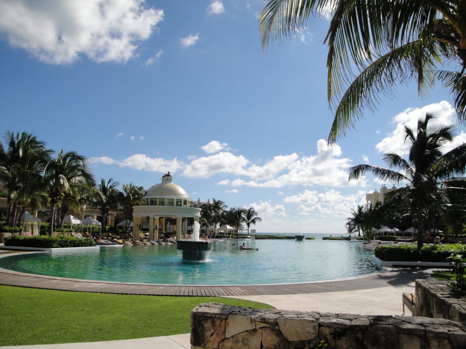 Traumhafter Infinity Pool JOIA Paraiso by Iberostar