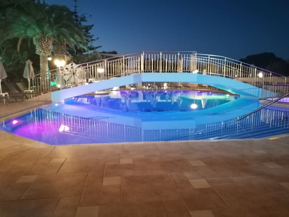 Pool Vantaris Luxury Beach Resort