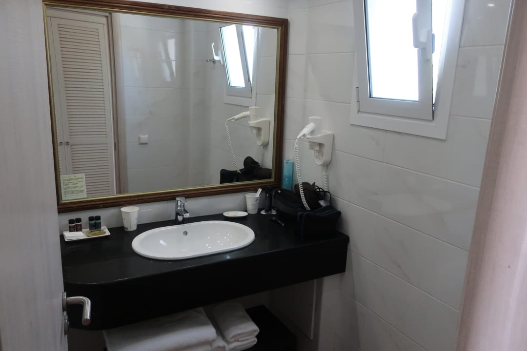 Zimmer Alexander Beach Hotel & Village Resort