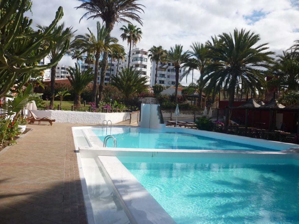 Poolanlage. Morgens um 10:00 Uhr... HL Miraflor Suites Hotel