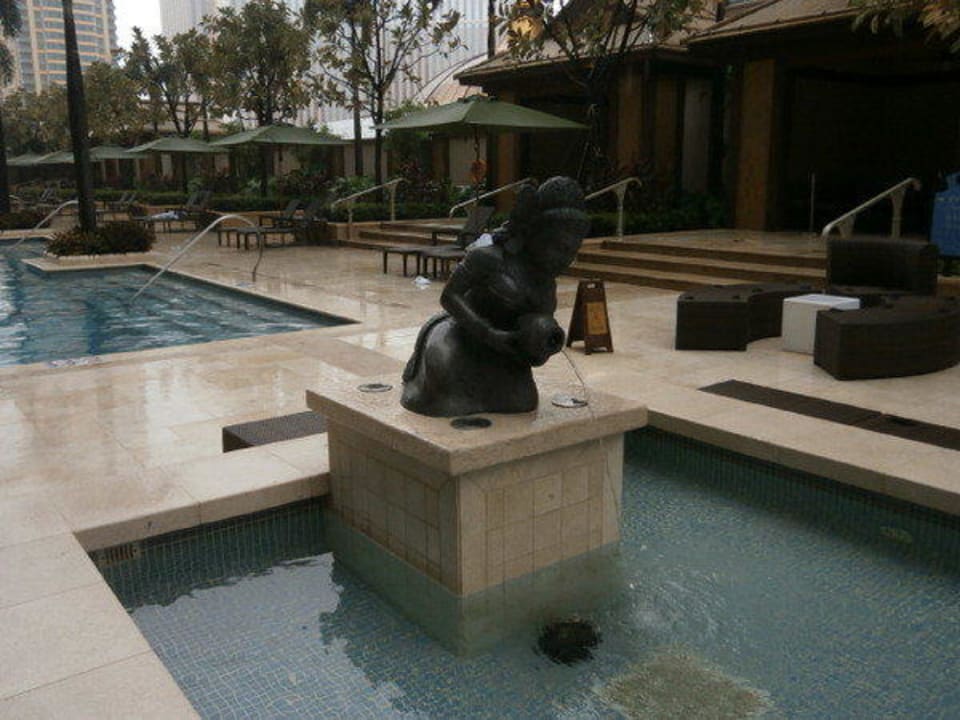 В одном из бассейнов Hotel Sheraton Macao