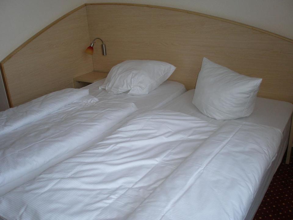 Doppelbett aus Richtung Fenster betrachtet PLAZA INN Hamburg Moorfleet
