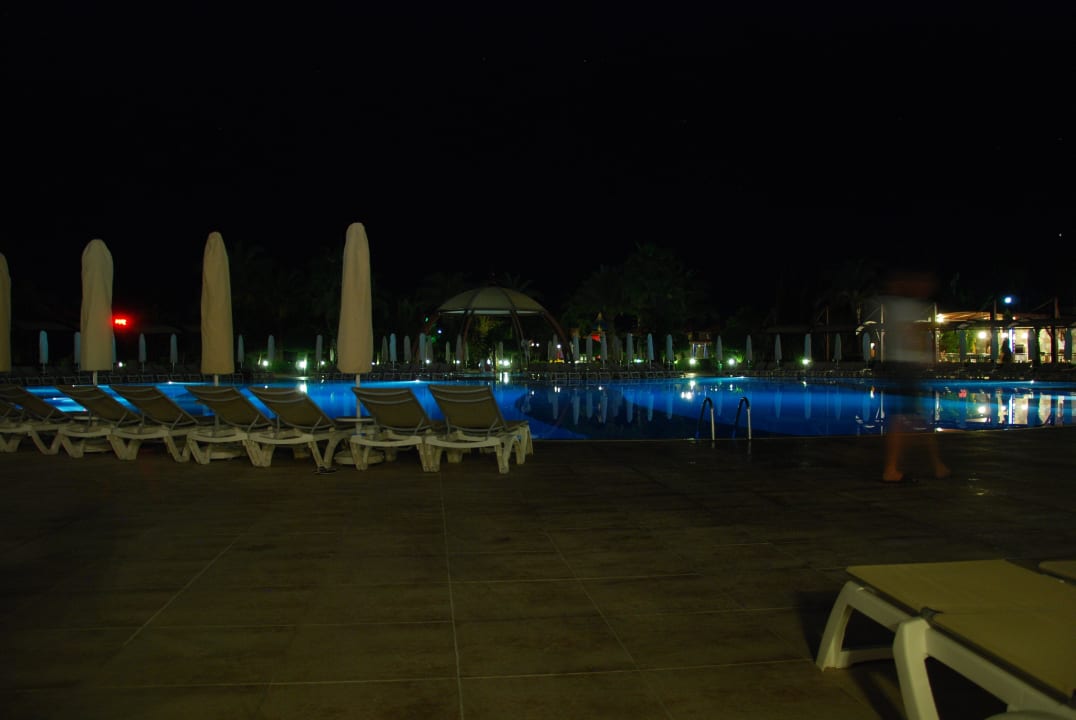 Pool bei Nacht Saphir Resort & Spa