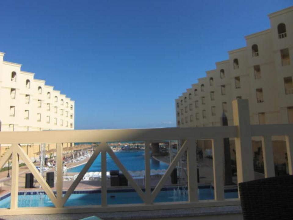 Blick vom Pool auf das Hotel AMC Royal Hotel & SPA