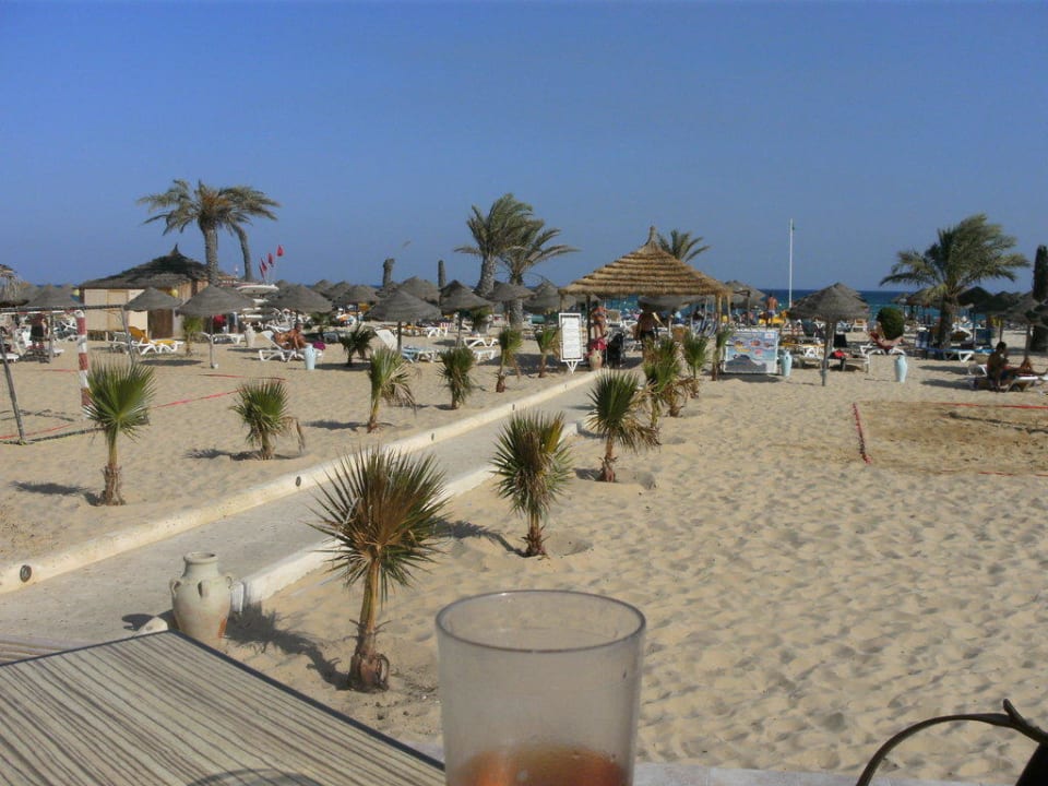 Die Sicht auf den Strand von der Bar  Hotel Paradis Palace