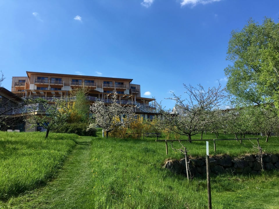 Garten mit Blick auf Weitblickzimmer RETTER Bio-Natur-Resort